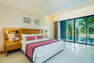 수영장 바로 이용 가능한 디럭스룸 — The Par Phuket Hotel